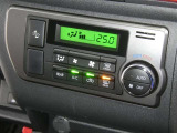 【オートエアコン】車内温度を感知して自動で温度調整をしてくれるのでいつでも快適な車内空間を創り上げます!どの席に座っても快適なドライブが楽しめます♪
