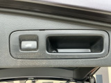お好みの位置で止められるメモリー機能付の電動リアゲートです!後ろが狭い駐車場でもスムーズに荷物を積めて、さらに背が低い人の手がムリなく届く高さで止めることも可能です!