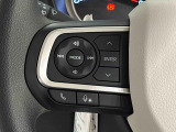 ナビゲーションやオーディオなどの操作がハンドルの手元でできるステアリングスイッチが付いてます