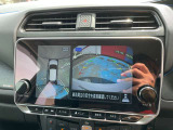 車を真上から見ているように、周囲の状況を把握しながら安心して駐車が行えるアラウンドビューモニター装備!