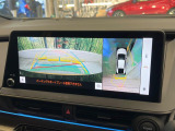 【パノラミックビューモニター】専用のカメラにより、上から見下ろしたような視点で360度クルマの周囲を確認することができます☆死角部分も確認しやすく、狭い場所での切り返しや駐車もスムーズに行えます。