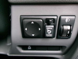 電動格納式ミラーなので、対向車などとのすれ違い時にも便利です。