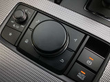 「MAZDAコネクト」コマンダー部 手元を見ることなく操作出来るように左手を自然に降ろした位置に設置。シンプルで使いやすく、機能を覚えやすいボタン配置になっています。