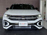 左右のヘッドライトを繋ぐようにLEDが仕込んであり夜間でもT-Rocと分かるデザインです。