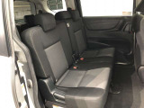 【後部座席】も当然、綺麗・清潔に仕上げております。内装の綺麗なお車は気持ちが良いですし、コンディションのいい車が多いです。これもオススメの1台です。