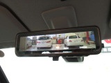 スマートルームミラーも付いています。後方ピラーや荷物、後席に同乗している方や曇りなど視界が遮られた場合でも後方カメラからの映像で安全確認をすることができます。