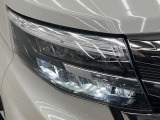 【LEDヘッドライト】悪天候や夜間走行時も良好な視界を確保し安心して運転できる高輝度LEDヘッドライトを装備!点灯速度が早く、消費電力も抑えられています。