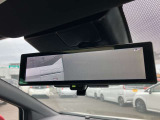 スマートルームミラー◆積載物などで、さえぎられがちなルームミラーの後方視界。車内状況に関わらず車両後方にあるカメラの映像をルームミラーに映し出します!もちろん夜や悪天降雨でもクリアな後方視界を確保!