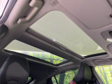 【ガラスルーフ】ガラスルーフ搭載で車内の解放感が一気にアップ!開放的なドライブをお楽しみいただけます。