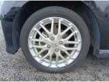 ☆純正アルミホイール☆足元のデザインを際立たせ軽快な走りを演出☆車の印象もスタイルも引き締まります☆