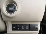 ボタン1つでエンジンを始動【キーレスプッシュスタート】!各機能のスイッチは運転席から操作ラクラク。
