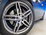 ●純正19インチアルミホイール:輸入車ならではの卓越した走りを支えるホイールと足回りです!日本車の走りに慣れている方にもぜひ体感して頂きたいほど、高いレベルでまとまっています!