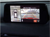 【360&deg;ビュー・モニター】専用カメラにより上から見下ろしたような視点で360度クルマの周囲を確認することができます。駐車が苦手な方でも縦列駐車や幅寄せ時に活躍してくれます。