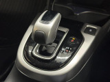 【フロアシフト】直感的な操作性や手に取りやすいレバー位置が特徴です。