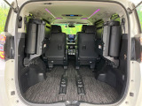 普段のお買い物や通勤、送迎等に十分な荷室スペースを確保しております。3列目を跳ね上げると、大きな荷物の積載も可能です♪