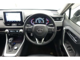 スポーティームード溢れる運転席周りですね。 クイックなドライビングに対応できるよな運転席回りになっています。 ドライブがますます楽しくなりますね!