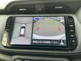 【アラウンドビューモニター】周囲を見渡せる映像で、スムースな駐車をサポートします