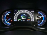 各操作スイッチは使いやすい位置に配置され、とっても見やすいメーターです。夜間時はラグジュアリーな気分にさせてくれる照明が魅力ですので、夜のドライブも楽しみになりますよ♪