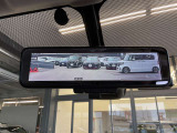 スマートルームミラーは、車両後方に設置されたカメラの映像を、ルームミラーに映し出すことで、死角をなくし、安全性を向上させることができます。また、夜間や雨天時でも、クリアな映像を映し出すことができます。