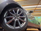 【純正18インチアルミホイール】外観にマッチした純正アルミホイールを装着しております。各種社外アルミホイールや、スタッドレスタイヤも取扱いしております。是非ご相談ください♪