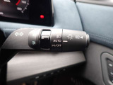 オートライト機能が装備されており暗い場所に入ると車両が検知しライトのON・OFFを自動的に切り替えてくれますので非常に便利な装備です♪