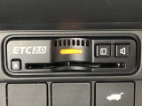 ハンドルの右側にETC2.0がついています。高速道路の料金所の通過も楽々です!。 カードの取り出しもしやすい場所についています。