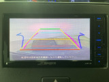 【バックカメラ】運転が苦手な方も車庫入れラクラクです!ギアをリバースに入れれば自動的に切り換わりますので、面倒な操作は不要です♪狭い駐車場もお車を傷つけず安心ですね!
