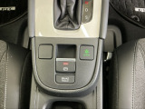 パーキングブレーキはスマートな電子制御式と合わせて渋滞時等にブレーキペダルから足を離しても停車状態を保持してくれるオートブレーキホールド機能で運転が楽になります。スタートはアクセルペダルを踏むだけ