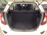 ラゲッジも広く使いやすいトランクは、開口部も広く荷物の積み下ろしもしやすいお車となっております。リアシートの背もたれは6:4の割合で分割して可倒できるので、長いお荷物などを載せることもできます。