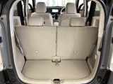 開口部も広く荷物の積み下ろしもしやすいお車となっております。シートを前方にスライドさせれば、さらに荷室を広げられます。また、床下にも収納スペースがあります。