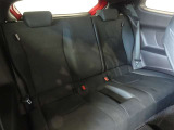 広いとは言えませんが2名乗車できるセカンドシートです。