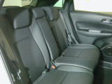 足元広々の座り心地も良い後席です。 長時間のドライブでも疲れを軽減してくれます!