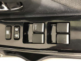 パワーウィンドのスイッチです。運転席に座りながら、助手席や後席の窓を開け閉めできるので大変便利ですよ。