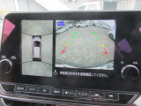 【アラウンドビューモニター装備】 バックカメラによる後方の確認だけでなく4つのカメラで真上から見ている様に周囲360度を写し出し、自車周辺の詳細な状況を確認出来ます。狭い場所での取り回しも安心です。