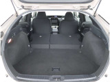 【トランクルーム】荷室の広さも十分です!シートアレンジでシートを畳めば長い荷物だって積めますね。シートアレンジの操作方法など、お気軽にご相談下さい。