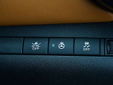 運転席の右側にはエマージェンシーブレーキ、ステアリングヒーター、VDCのスイッチが有ります。