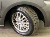 【純正16インチアルミホイール】足元を際立たせ、軽快な走りを演出します!タイヤは2022年製のブリジストン・プレイズを装備しております。残り溝も十分ございます。