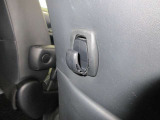 運転席シートバックには買い物袋等が掛けられる便利なフック