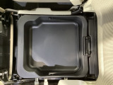 助手席シート座面には持ち運び可能な収納BOX付!