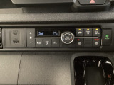 オートエアコンがついてますので、簡単操作で快適に過ごせます。リア熱線のスイッチの中にサイドミラーヒーターも入っています。パネル内のシートヒータースイッチは前席の左右別々に2段階で温度設定ができます。