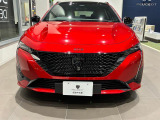 マトリックステクノロジーにより薄型化されたLEDヘッドライトは、LEDデイライトと立体的造形で融合し、質感の高いフロントフェイスを創りあげている。