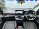 メーカーオプションのメモリーナビ・ETC2.0・プロパイロット・前後ドライブレコーダー・スマートルームミラー・オートエアコン・インテリジェントキー等を装備する運転席まわり。
