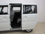 両側パワースライドドア付きだから、狭い駐車スペースなどでの 乗り降りラクラク!小さなお子さまのいるご家庭には嬉しい装備。