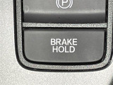 【オートマチックブレーキホールド】システムがONのとき、信号待ちなどの停止中に、ブレーキペダルから足を離してもブレーキがかかったまま保持されます!