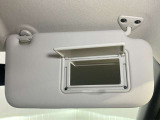 【運転席サンバイザー】鏡が付いているのでメイク直しなどにも便利★