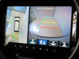 全方位モニター付きです。車両を上から見たような映像をナビゲーション画面に表示。運転席からの目視だけでは見にくい、車両周辺の状況をリアルタイムでしっかり確認できます。