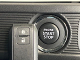 【キーレススタートシステム】カバンやポケットに入れたままでもドアの施錠・解錠が可能なスマートキーを装備。エンジンのオン・オフ時もカギを取り出す必要が無いからとっても便利です♪