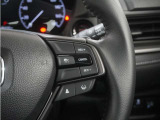 ホンダセンシングが装備されています。アダプティブレーダークルーズやレーンキープアシスト、車線逸脱防止機能なども備えていて、ロングドライブも快適で安全にお楽しみいただけます。