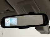 ルームミラー左側にもバックモニター表示!