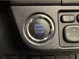 エンジンスタートボタンです。キーが車内にあれば、エンジンの始動・停止はブレーキを踏んでスイッチを押すだけ!キーを取り出す手間を省き、ワンプッシュでエンジンを操作するので簡単でスムーズです。